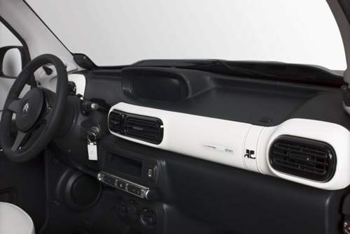 Neue Lüftungsdüsen, neue Schalter, neues Lenkrad mit Airbag: Das Cockpit wirkt deutlich seriöser als beim bisherigen Serien-E-Mehari