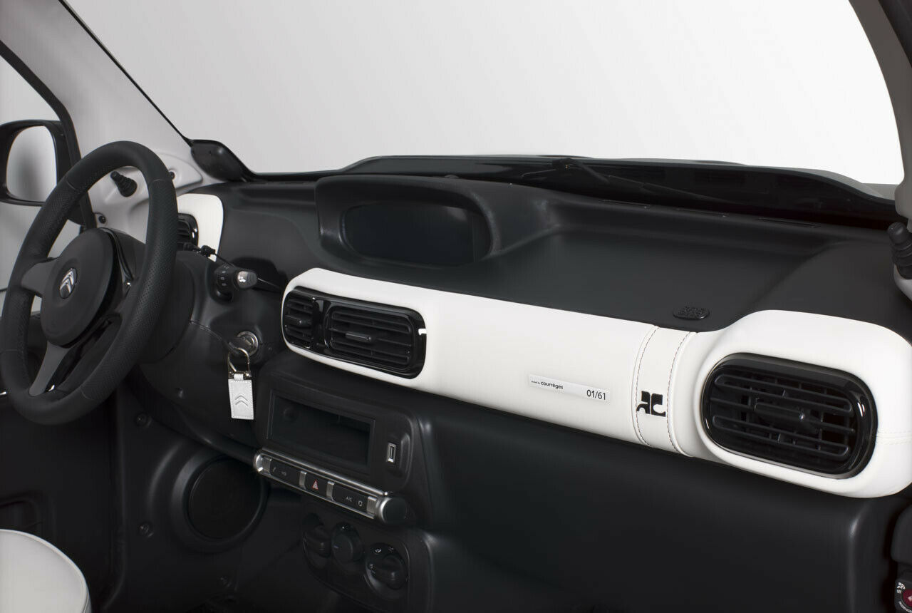 Neue Lüftungsdüsen, neue Schalter, neues Lenkrad mit Airbag: Das Cockpit wirkt deutlich seriöser als beim bisherigen Serien-E-Mehari