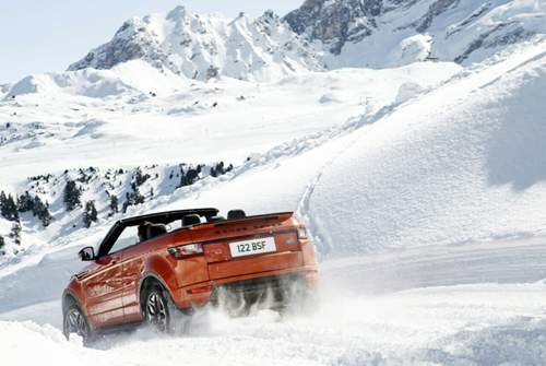 Das schnellste Serien-Evoque-Cabrio (2,0-Liter-Benziner mit 240 PS) sprintet in 8,6 Sekunden auf Tempo 100