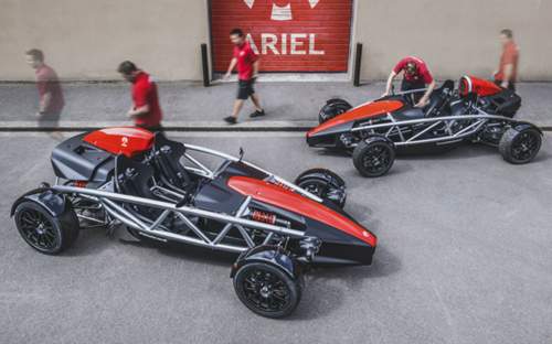 Wer genau hinsieht, erkennt die vielen Änderungen am neuen Ariel Atom (vorne) im Vergleich zum alten Atom (hinten)