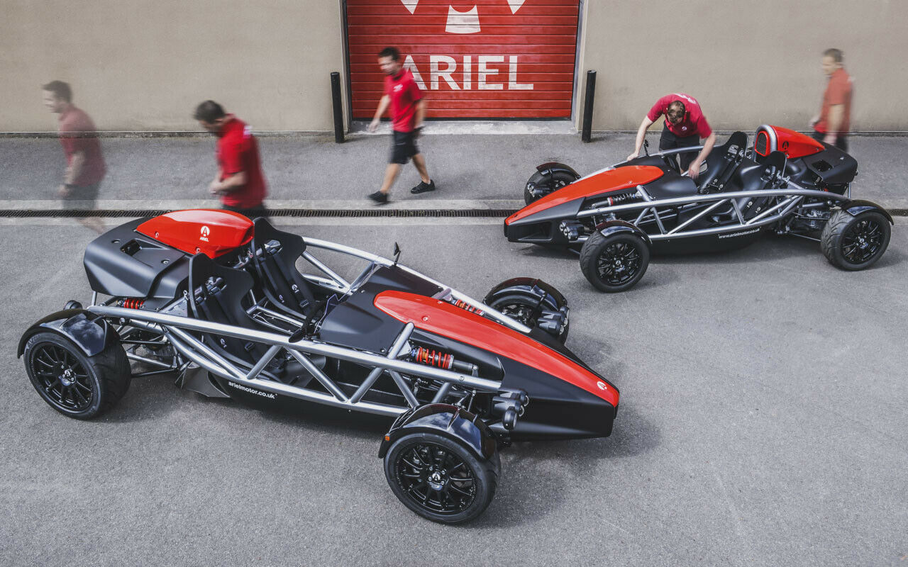 Wer genau hinsieht, erkennt die vielen Änderungen am neuen Ariel Atom (vorne) im Vergleich zum alten Atom (hinten)
