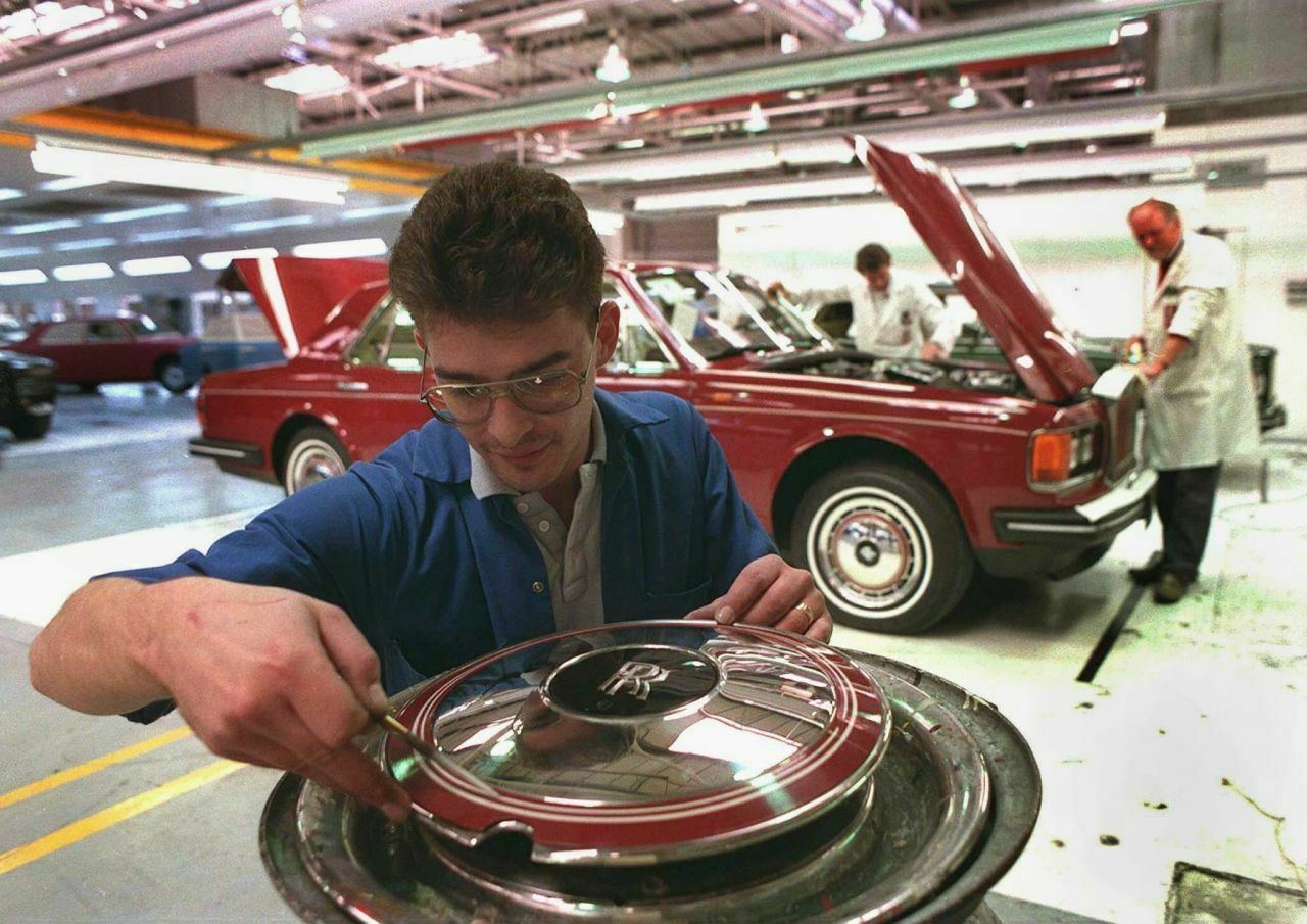 Ein Blick in die Vergangenheit: Rolls-Royce-Produktion in Crewe, 1990. Das Werk gehört heute VW, die Marke aber BMW