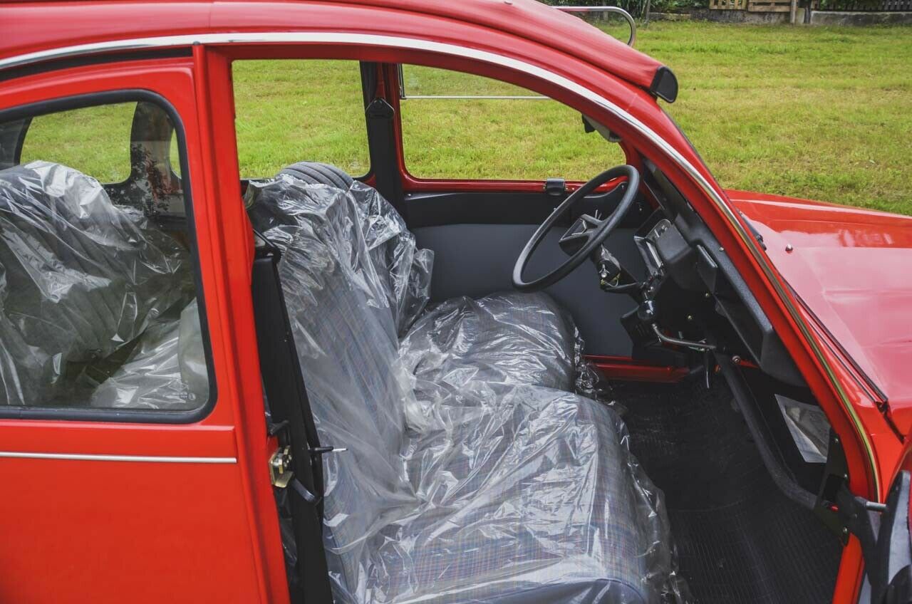 Scheunenfund Deluxe: Sogar die Folien auf den Sitzen hatte der Käufer nicht abgerissen. Was er mit dem Neuwagen wohl vorhatte, indem er ihn in seinem Holzschuppen wegstellte?