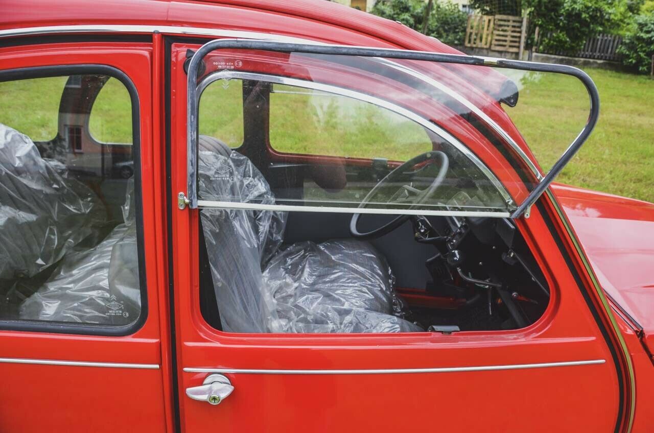 Extras gab es im 2CV kaum, natürlich auch keine Klimaanlage. Dafür ließen sich die Fenster praktisch ausstellen