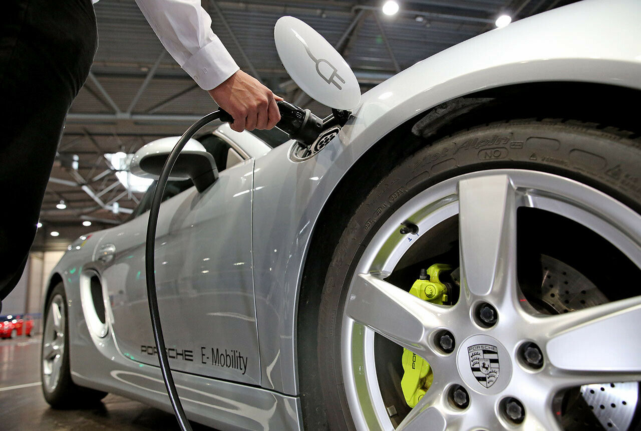 Derzeit sind rund 25.500 reine Elektroautos auf deutschen Straßen unterwegs, dazu noch 130.000 Hybridfahrzeuge