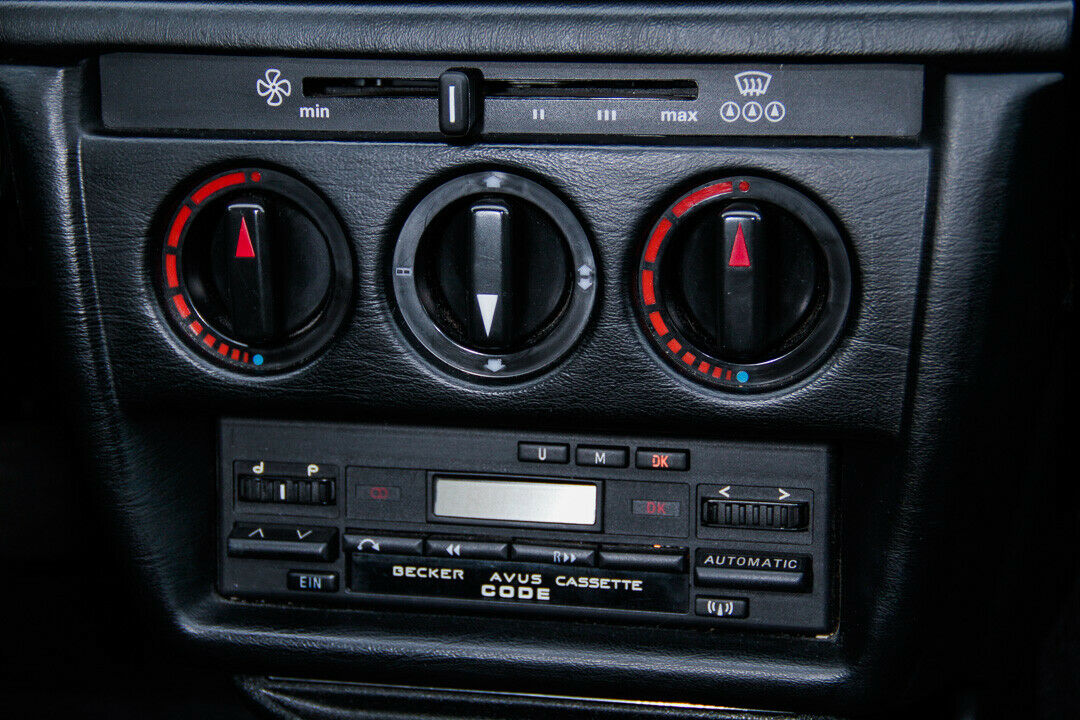Wenn das Radio Oldies spielt, wird der 190 E endgültig zur Zeitmaschine