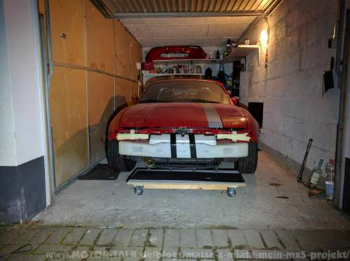 Die alte Garage. Grade mal Platz um die Fahrertür zu öffnen.