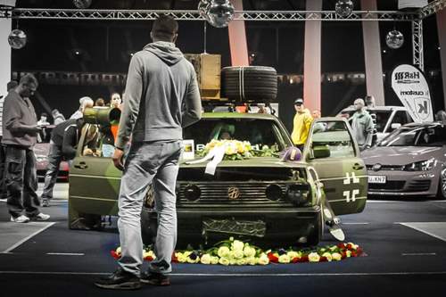 Daniels Golf auf der XS Carnight 2014 in Berlin: Seine Freunde kümmern sich um das Auto