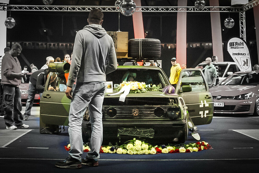 Daniels Golf auf der XS Carnight 2014 in Berlin: Seine Freunde kümmern sich um das Auto