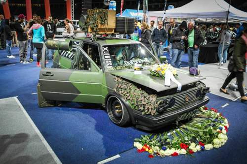 Der Golf 2 parkte wie ein Mahnmal im Berliner Olympiastadion