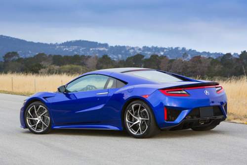 Die zusätzliche Hybridtechnik geht zu Lasten des Gewichts. Der Honda NSX bringt insgesamt 1.725 Kilogramm auf die Waage