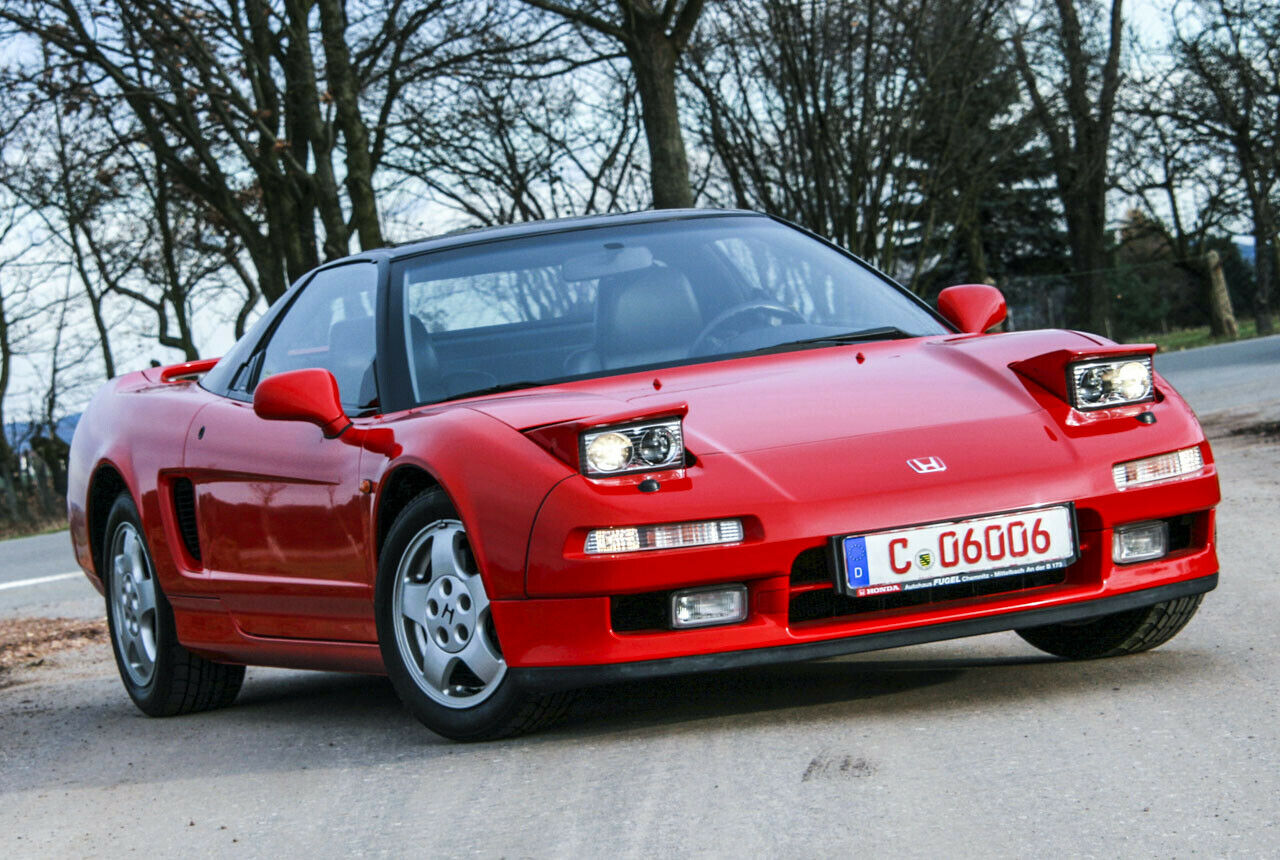 Klappscheinwerfer waren Anfang der 90er in Mode. Später gab es beim NSX Bi-Xenon unter Plexiglas