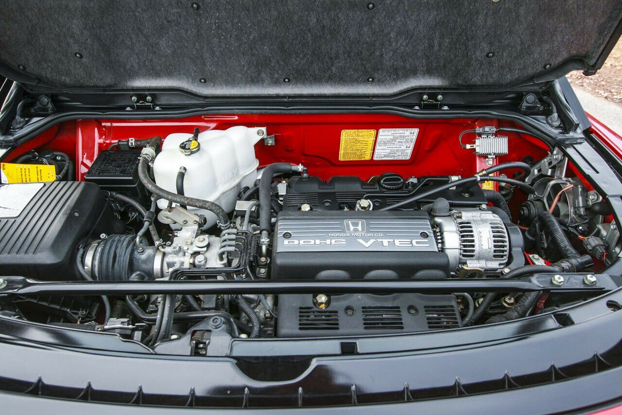 Unter der Haube des NSX saß zunächst ein 3,0-Liter-V6 mit 274 PS. Das reichte für den Sprint auf 100 km/h in weniger als sechs Sekunden