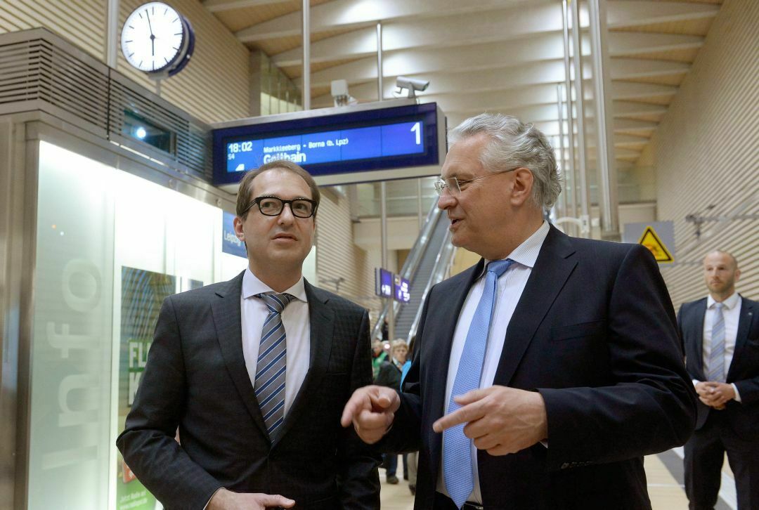 Die Verkehrsminister von Bund und Ländern diskutieren darüber, wie Deutschlands Verkehrswege finanziert werden können. Bundesverkehrsminister Alexander Dobrindt (l.) und Bayerns Verkehrsminister Joachim Herrmann im City-Tunnel in Leipzig
