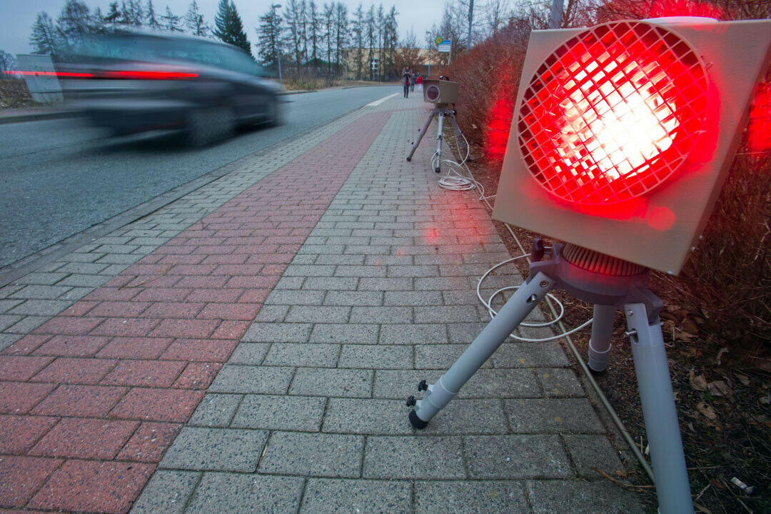 Während eines Notstandes dürfen Autofahrer die gültigen Tempolimits überschreiten. Wer geblitzt wird, kann nachträglich Einspruch einlegen