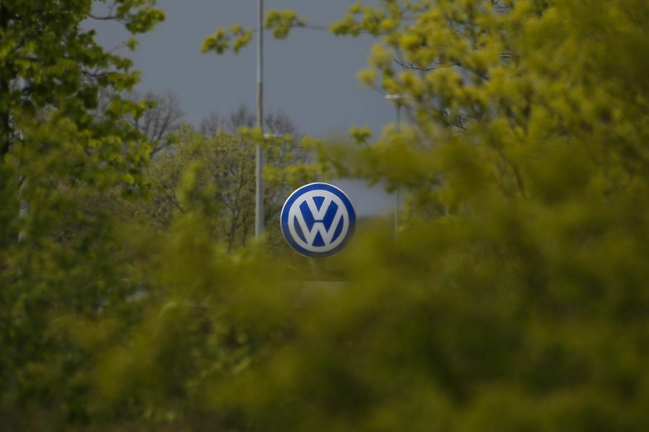 VW legt für die Dieselkrise erneut 1,6 Milliarden Euro zurück und muss außerdem mit der Takata-Krise und einer Kartellstrafe umgehen. Trotzdem bleiben 3,46 Milliarden Gewinn aus dem ersten Halbjahr
