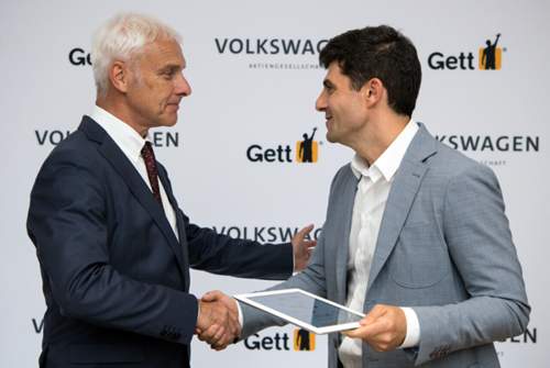 Matthias Müller beim Handshake mit Shahar Waiser, Gründer und Chef von Gett. Volkswagen beteiligt sich mit rund 300 Millionen Euro an dem Fahrten-Vermittler