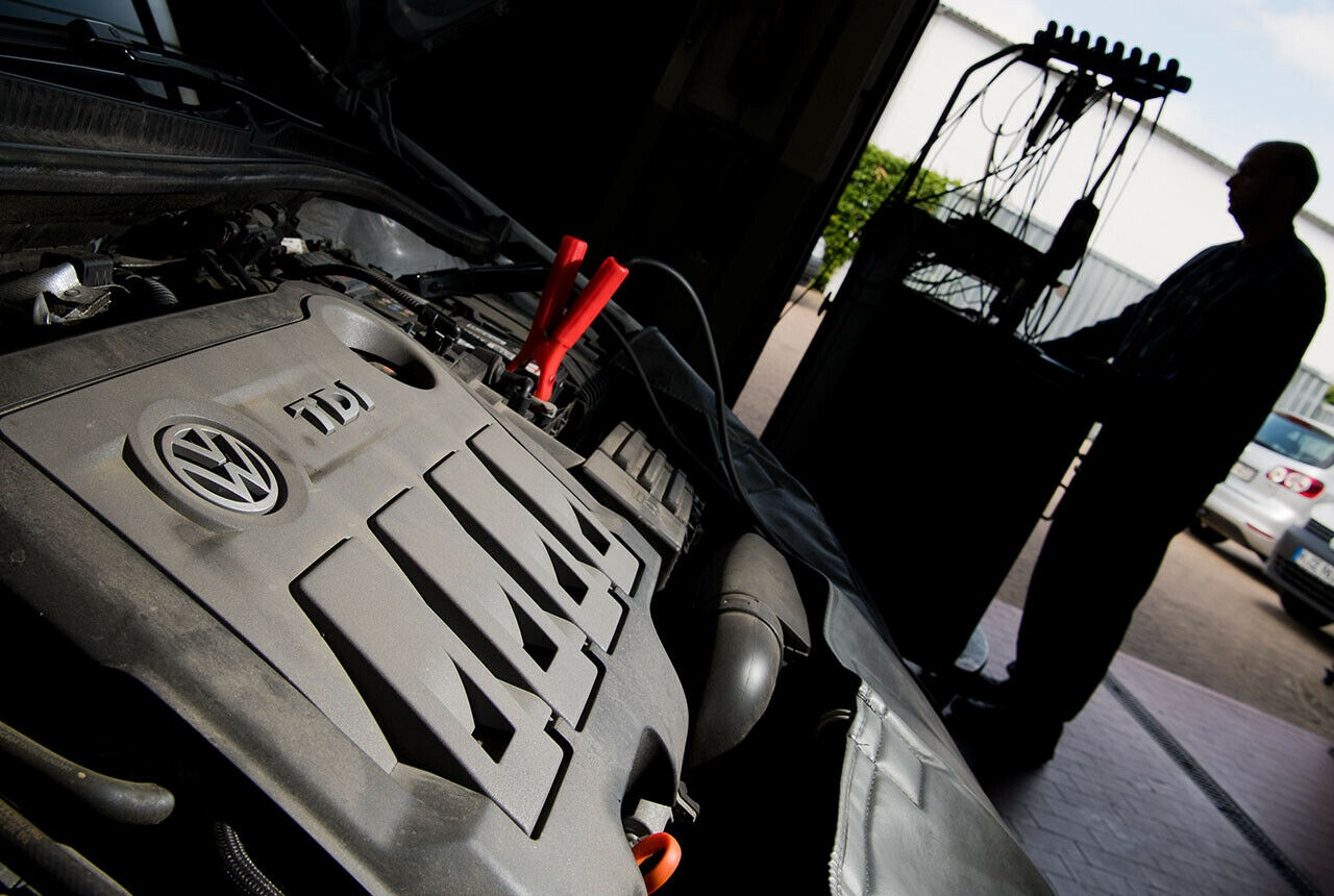 Die VW-Nachbesserungen zum Diesel-Skandal laufen nur schleppend: Im Bild ein Volkswagen Golf mit 2,0-Liter-Dieselmotor bei der Umrüstung