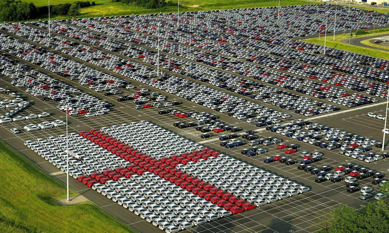 Da war die Inselwelt noch in Ordnung für Toyota: Englische Arbeiter bildeten 2006 zur WM ein Sankt-Georgs-Kreuz aus roten und weißen Toyota Yaris