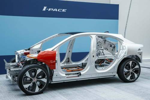 Die Rohkarosse eines Jaguar I-Pace: Das Akkupaket befindet sich zwischen den Achsen