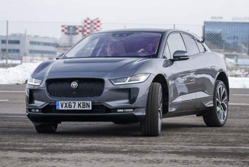 Hoch das Bein: Der Einstieg liegt beim Jaguar I-Pace noch höher als bei SUV bereits gewohnt. Der Grund: Das rund 15 Zentimeter hohe Akkupaket