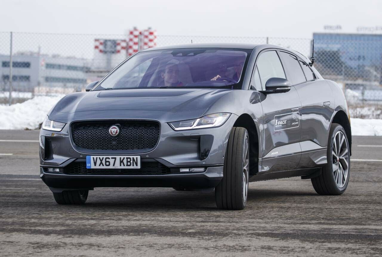 Hoch das Bein: Der Einstieg liegt beim Jaguar I-Pace noch höher als bei SUV bereits gewohnt. Der Grund: Das rund 15 Zentimeter hohe Akkupaket
