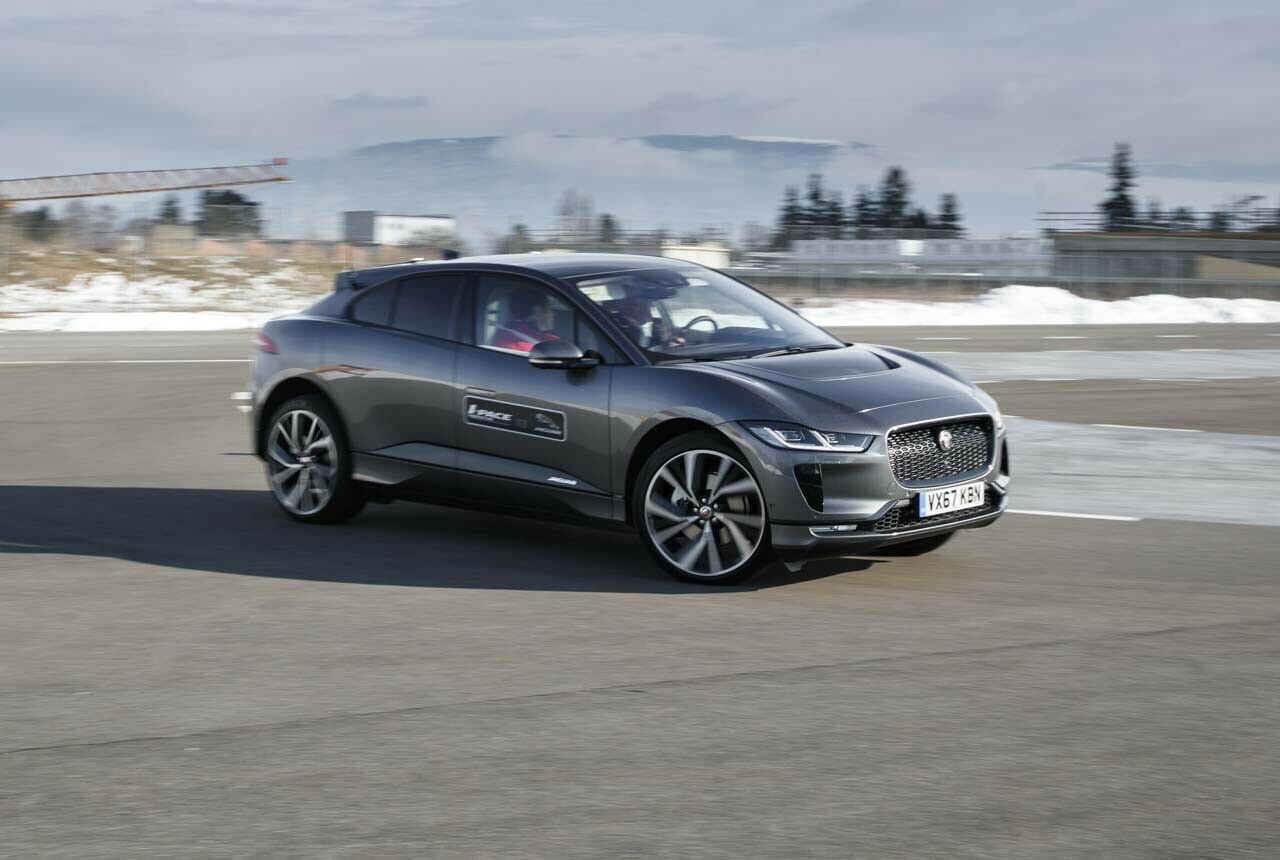 Der Jaguar I-Pace wiegt mehr als 2,2 Tonnen. Für diese Masse fährt das SUV auf dem Handlingkurs überraschend leichtfüßig