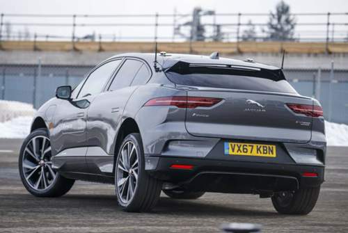 Im Sport-Modus fährt sich der allradgetriebene Jaguar I-Pace auf Wunsch recht heckbetont