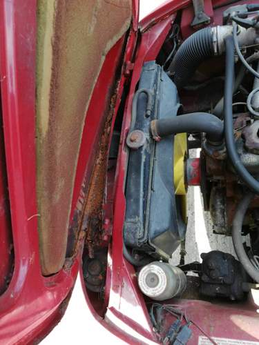 Die schlimmste Roststelle - Motorhaube