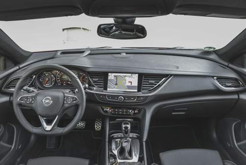 Opel Insignia B: Cockpit. Die Ergonomie überzeugt. Die Materialien bleiben teilweise unterhalb des Premium-Niveaus - die sichtbare Verarbeitung nicht