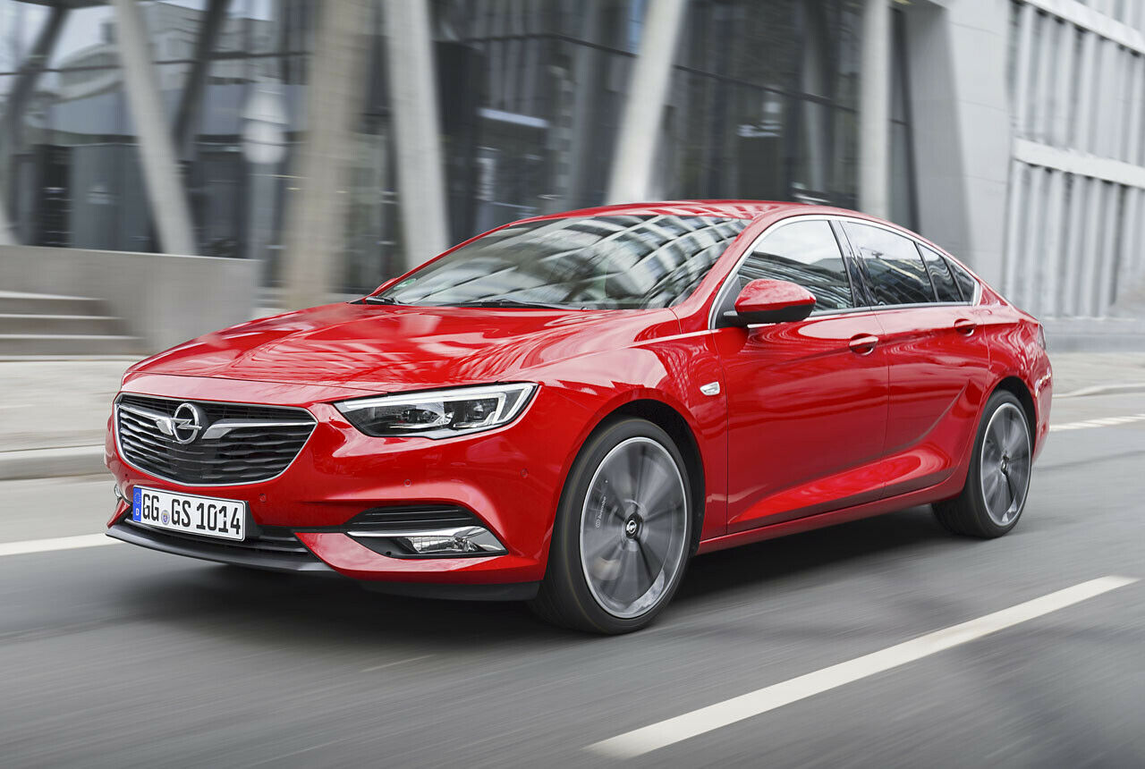 Im Vergleich zum Vorgänger wächst der Insignia um sechs Zentimeter auf 4,90 Meter. Das um drei Zentimeter flachere Dach lässt den Opel trotzdem schlanker wirken