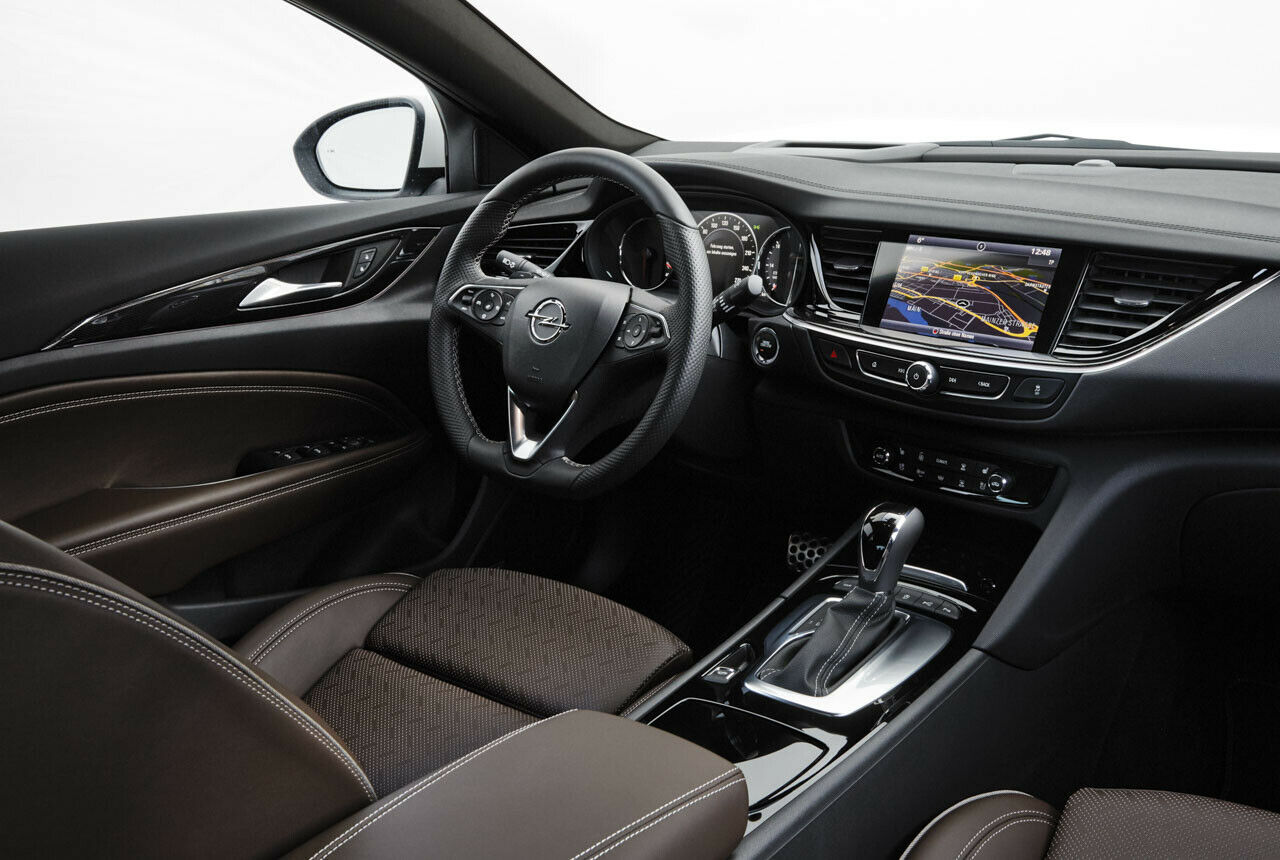 Das Cockpit gestaltet Opel übersichtlich. Für die Verwaltung von ACC, aktivem Spurhalte-Assistent, 360-Grad-Kamera, Querverkehr-Warner oder adaptivem Fahrwerk muss man daher in die Untermenus