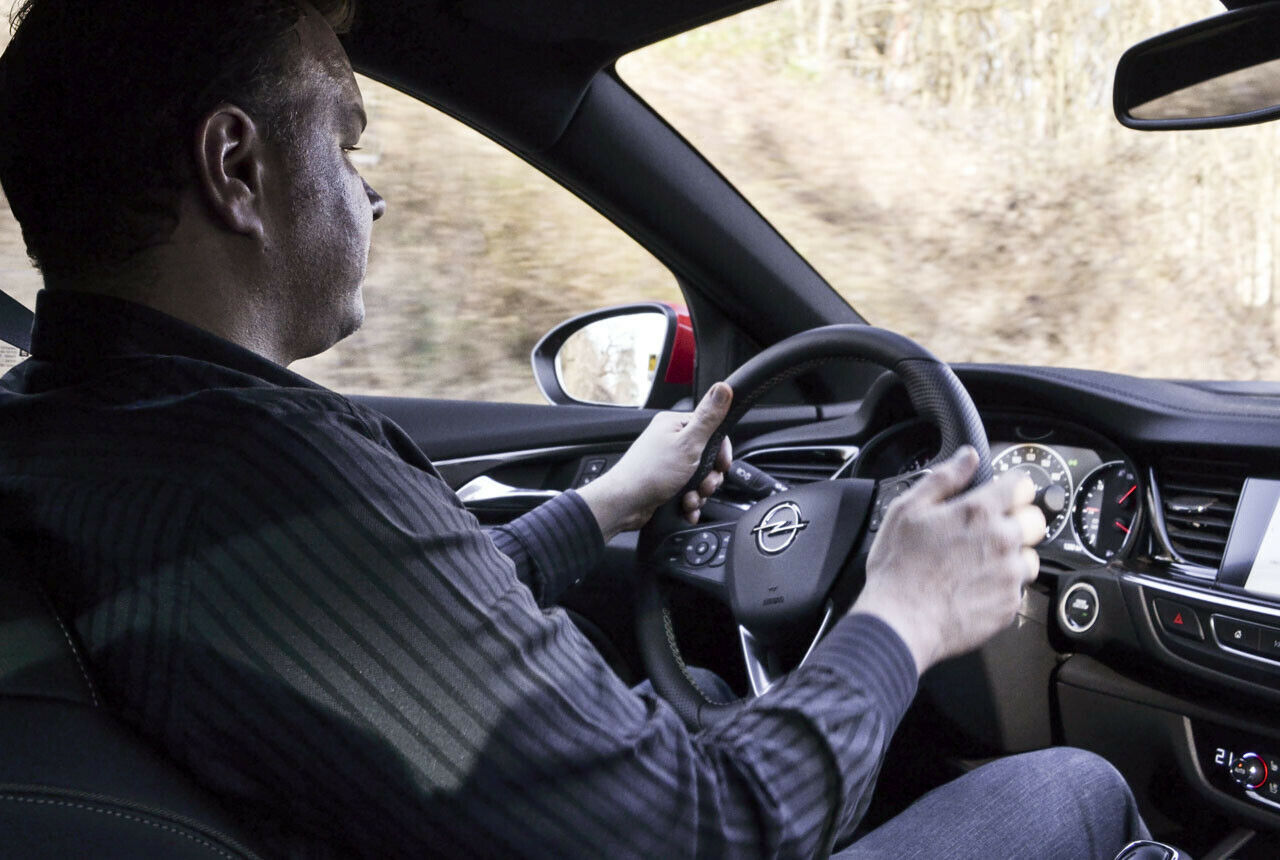 MOTOR-TALK Redakteur Björn Tolksdorf am Steuer des Opel Insignia B