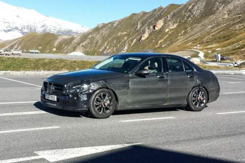Auf dem Großglockner Pass erwischt: Eine verhüllte C-Klasse beim Bremsen-Test