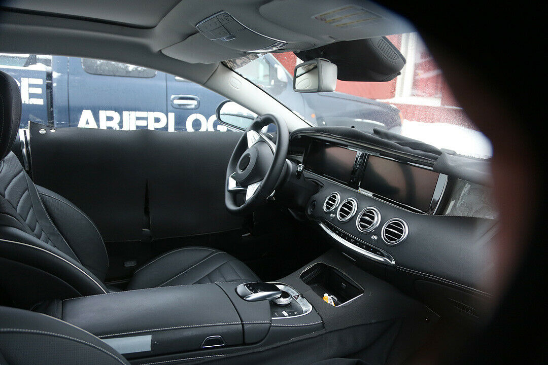 Das Cockpit übernimmt viel von der normalen S-Klasse