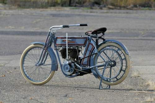 Der 1903 gegründete Motorradhersteller baute zwar schon vor 1911 Zweizylinder ein, allerdings nur für den Rennsport und als Werbung