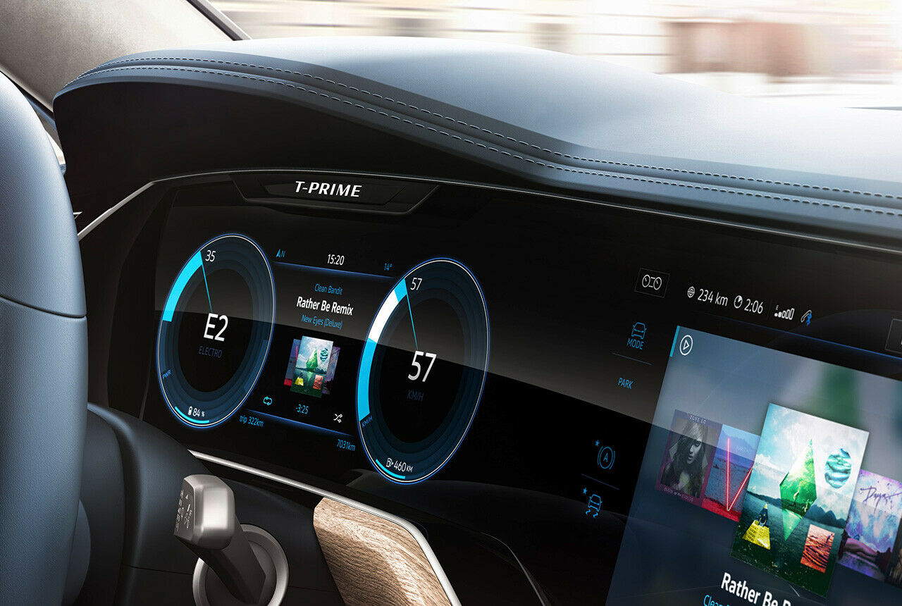"Curved Interaction Area": Zwei Bildschirme informieren den Fahrer