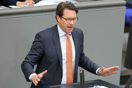 Bundesverkehrsminister Andreas Scheuer hat gefordert, dass sämtliche Updates bis Anfang September genehmigungsfertig vorliegen