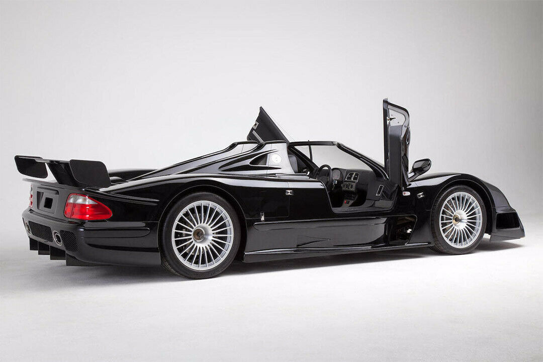 Die kleinen Türen des CLK GTR öffnen nach schräg vorn
