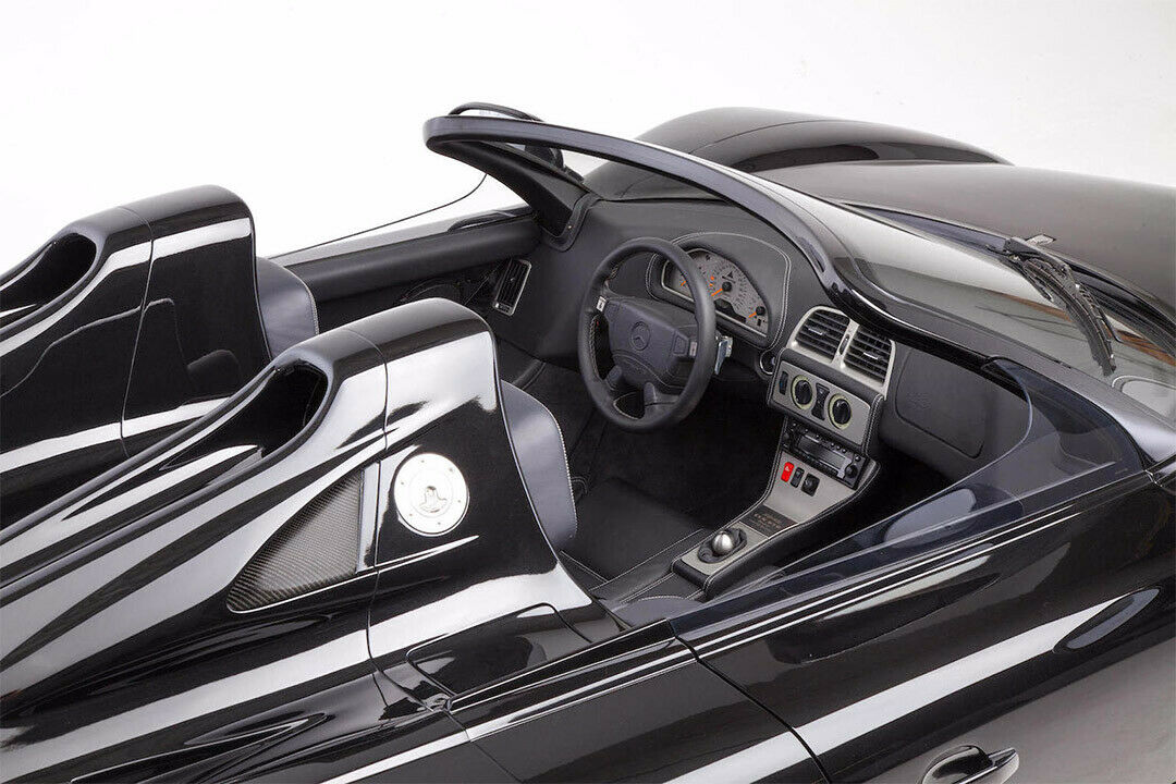 Blick ins Cockpit des CLK GTR. Das Auto soll mindestens 1,9 Millionen Euro bringen