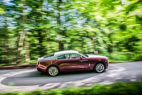 632 PS und 800 Newtonmeter lassen den Wraith in 4,6 Sekunden auf 100 km/h sprinten. Doch im Kokon aus Leder und edlem Holz gibt es mehr zu entdecken als Geschwindigkeit