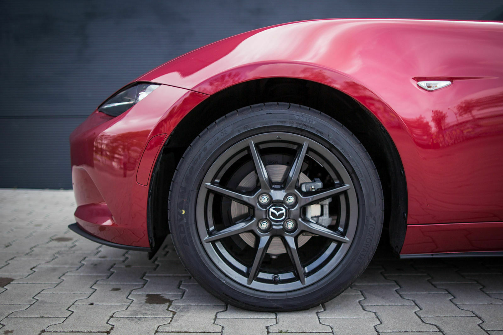 Der Mazda MX-5 Skyaktiv-G 131 rollt auf 16-Zöllern der Dimension 195/50, beim großen MX-5 sind die Räder größer (205/45 R17), der kleine machte uns auch deshalb mehr Spaß