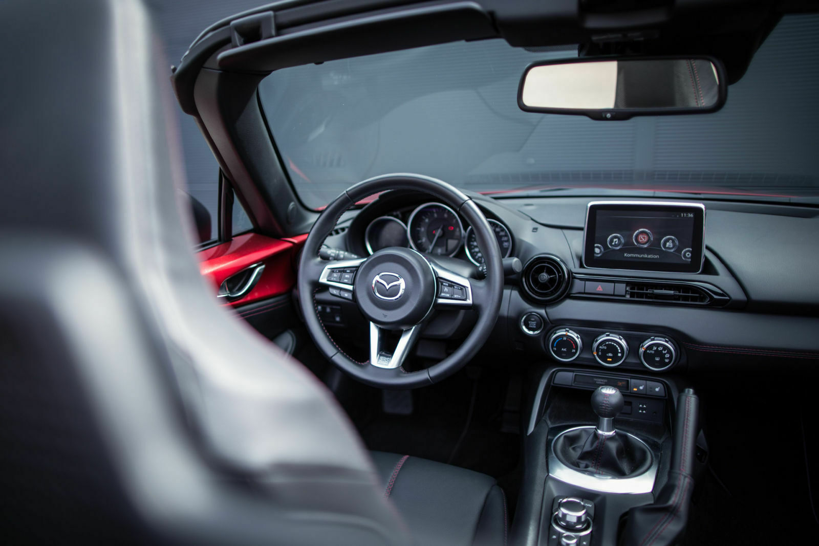 Das Infotainmentsystem von Mazda gibt auch im Mazda MX-5 Skyaktiv-G 131 keine Rätsel auf. Elegant wirken die Grafiken aber nicht