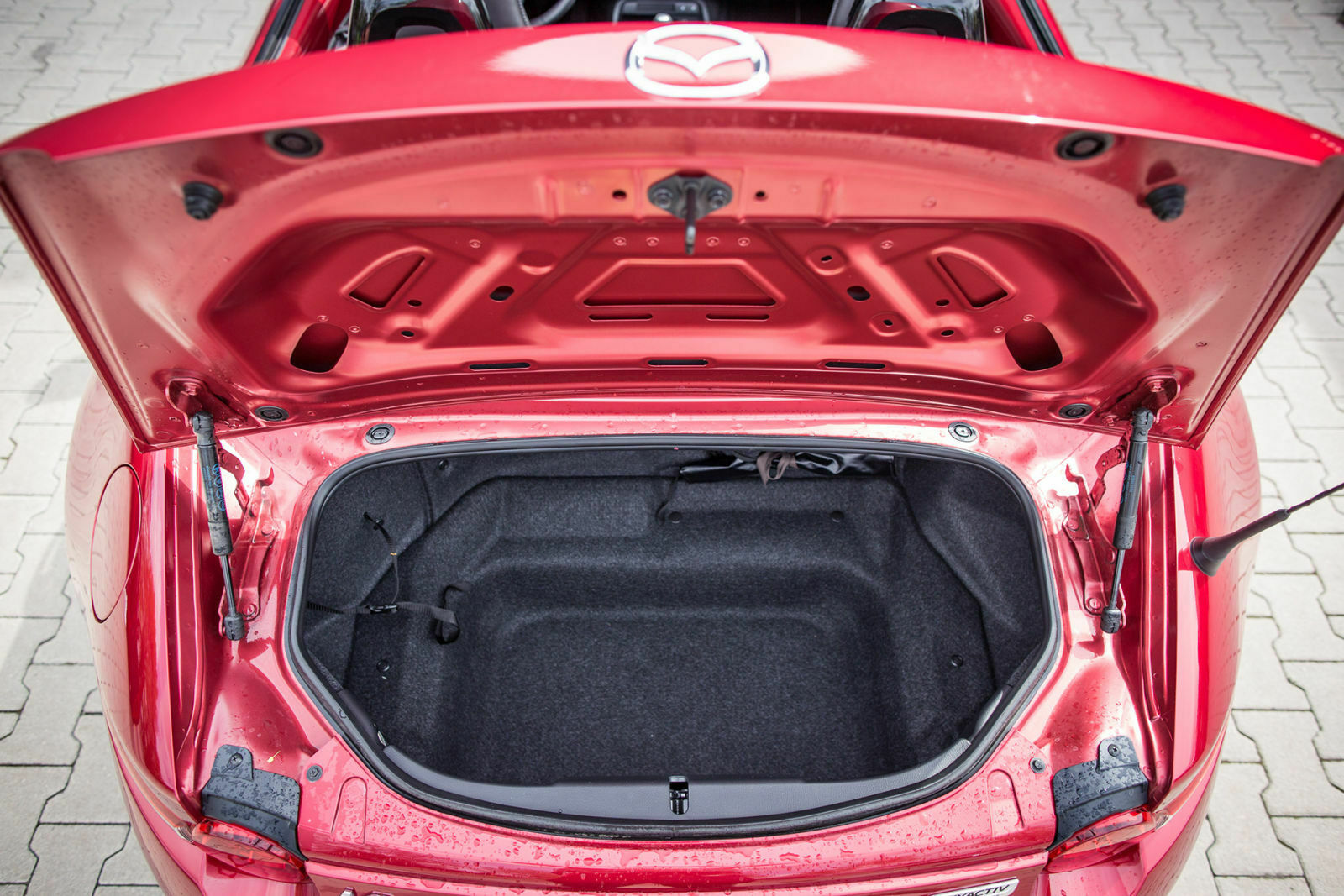 Für die große Reise taugt der Mazda MX-5 nicht. Eigentlich nicht mal für den Wochenendausflug, der Kofferraum fasst nur 130 Liter