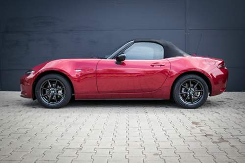 Mit gut 3,90 Metern Länge misst der Mazda MX-5 ND weniger als alle seine Vorgänger, selbst der Ur-MX-5 war länger