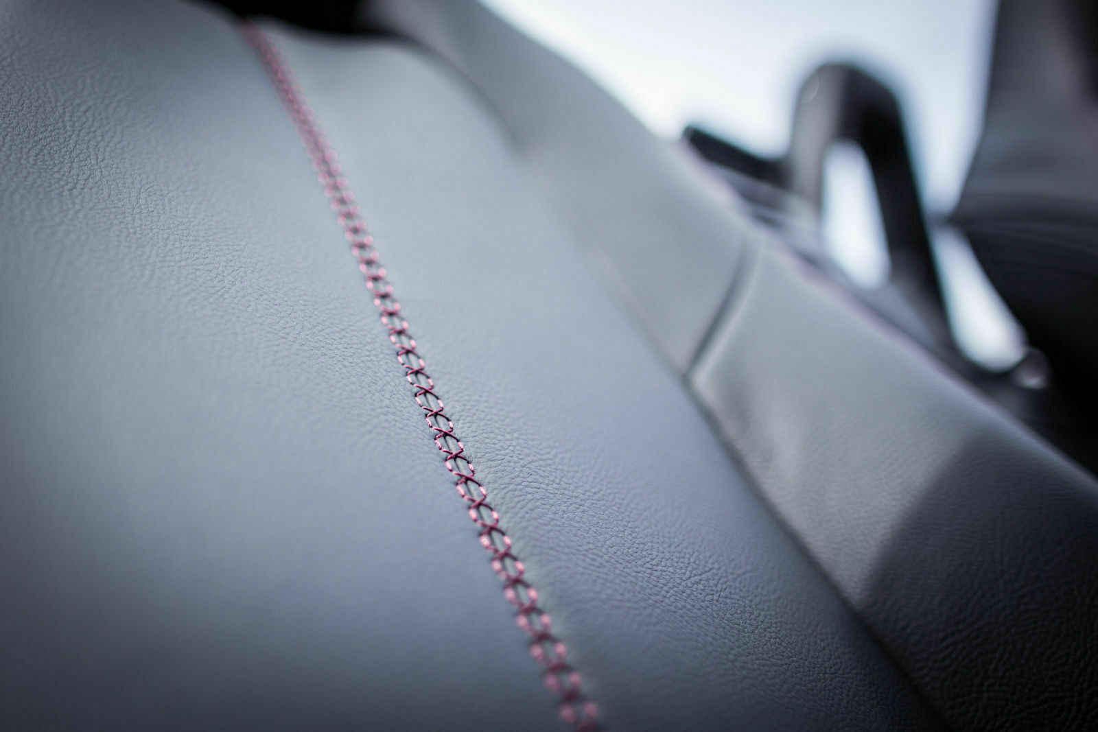 Rote Nähte verhelfen dem Interieur des Mazda MX-5 Skyaktiv-G 131 zu ein bisschen sportlichem Flair