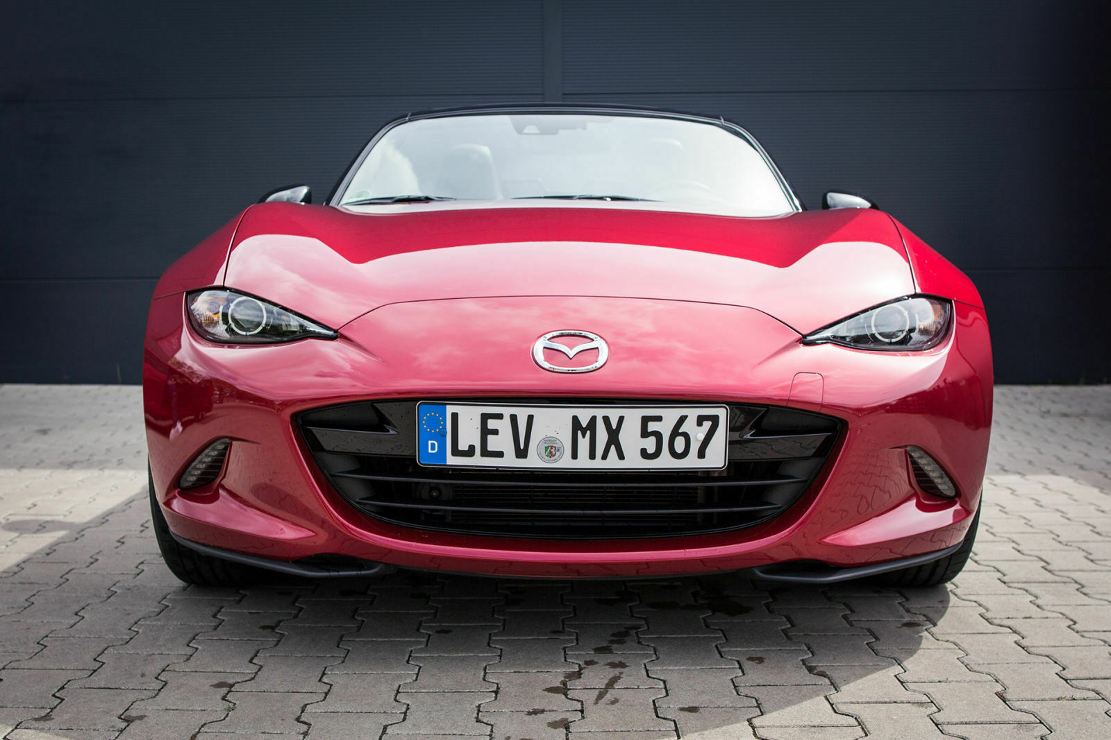 Der Kühlergrill in klassischer Mazda-Form verzichtet beim MX-5 auf Chromzierat