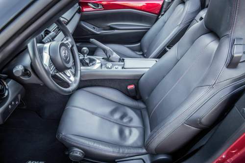 Die Sitzposition im Mazda MX-5 Skyaktiv-G 131 passt wie angegossen. Auch größere Fahrer passen ohne Probleme hinters Lenkrad