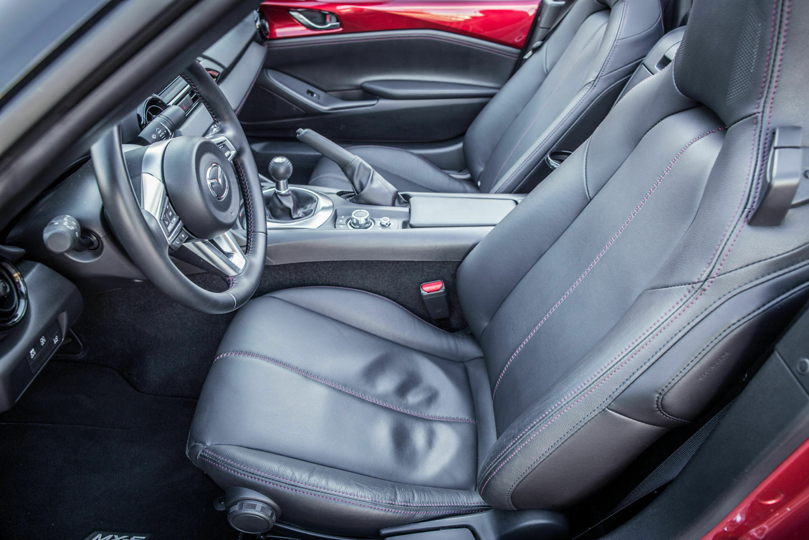 Die Sitzposition im Mazda MX-5 Skyaktiv-G 131 passt wie angegossen. Auch größere Fahrer passen ohne Probleme hinters Lenkrad