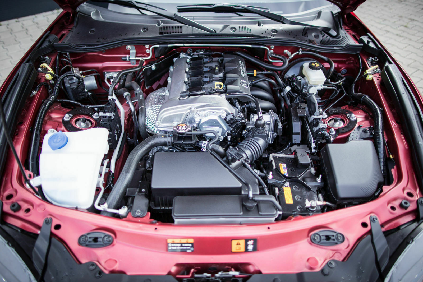 Im Mazda MX-5 Skyaktiv-G 131 werkelt ein 1,5-Liter-Saugmotor, der Drehzahl braucht und fleißig geschaltet werden muss. Das trägt zum Reiz des Roadsters bei